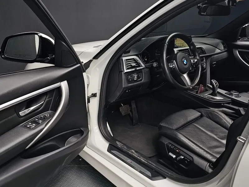 BMW 330 I M Sports Shadow, снимка 11 - Автомобили и джипове - 56162196