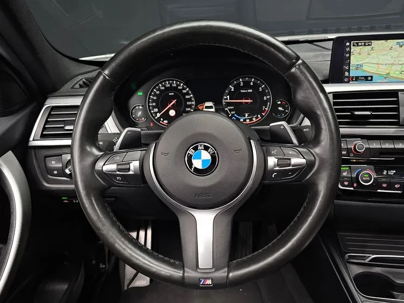 BMW 330 I M Sports Shadow, снимка 13 - Автомобили и джипове - 56162196