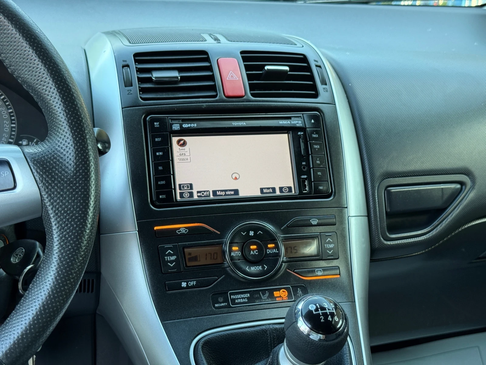 Toyota Auris 1.6i-132К.С. НАВИГАЦИЯ - КЛИМАТРОНИК - ЦВЯТ-ГРАФИТ, снимка 12 - Автомобили и джипове - 54853171