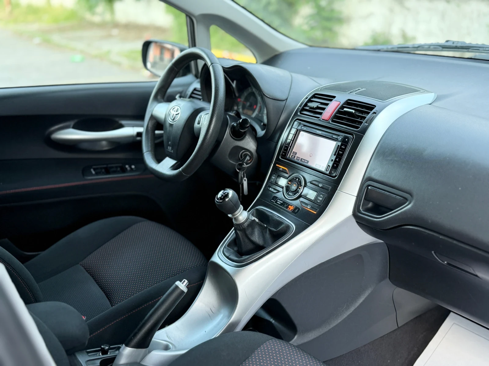 Toyota Auris 1.6i-132К.С. НАВИГАЦИЯ - КЛИМАТРОНИК - ЦВЯТ-ГРАФИТ, снимка 9 - Автомобили и джипове - 54853171