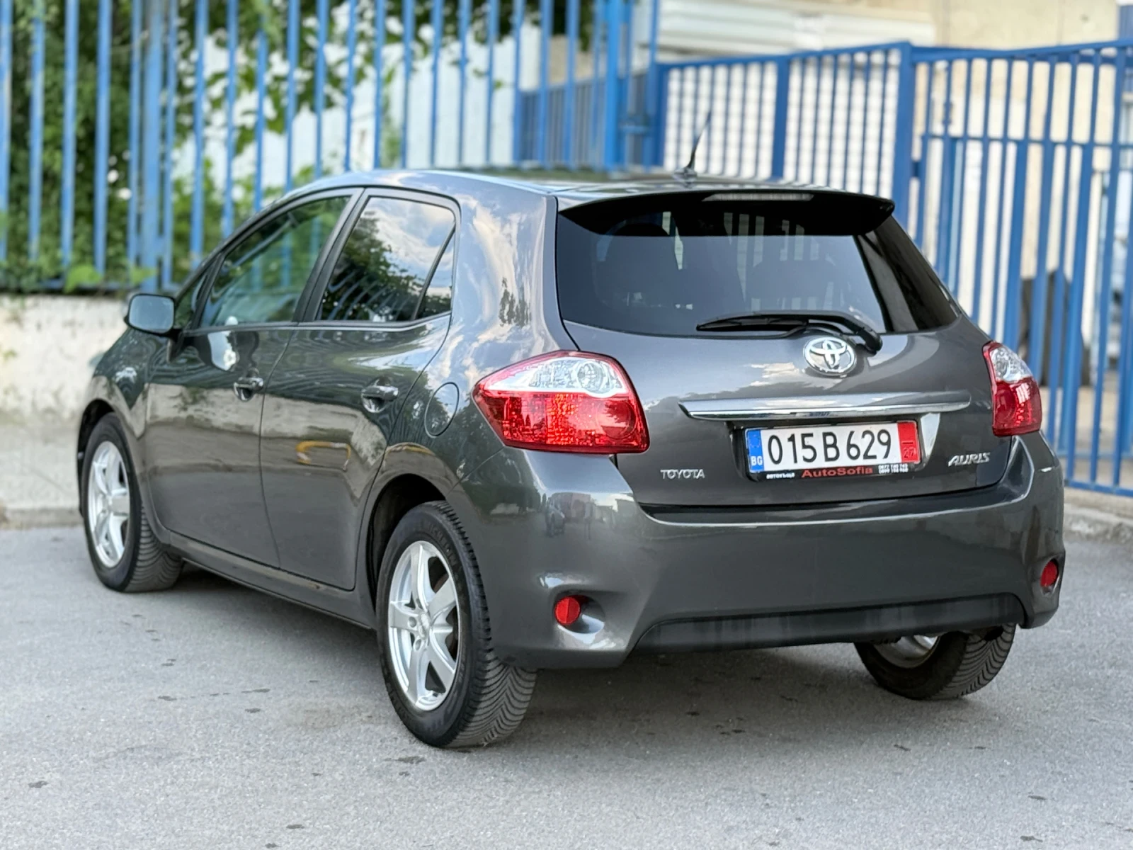 Toyota Auris 1.6i-132К.С. НАВИГАЦИЯ - КЛИМАТРОНИК - ЦВЯТ-ГРАФИТ, снимка 3 - Автомобили и джипове - 54853171