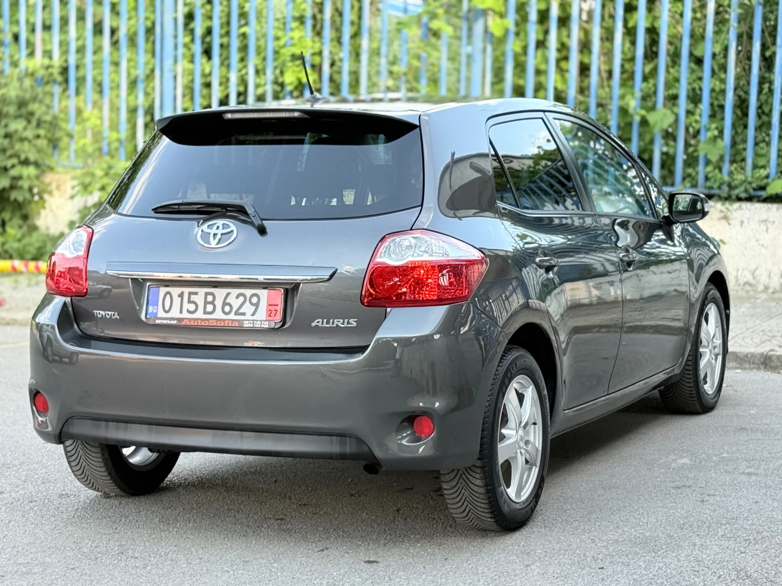 Toyota Auris 1.6i-132К.С. НАВИГАЦИЯ - КЛИМАТРОНИК - ЦВЯТ-ГРАФИТ, снимка 4 - Автомобили и джипове - 54853171