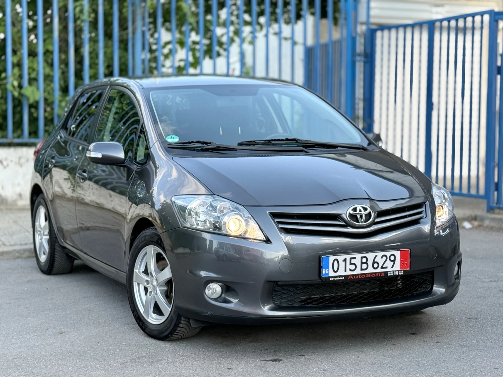 Toyota Auris 1.6i-132К.С. НАВИГАЦИЯ - КЛИМАТРОНИК - ЦВЯТ-ГРАФИТ, снимка 2 - Автомобили и джипове - 54853171