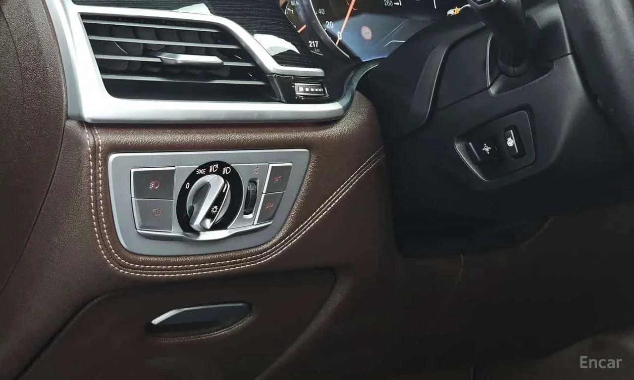 BMW 740 * 740Li xDrive M Sport Package * ЦЕНА ДО БГ, снимка 12 - Автомобили и джипове - 56313624