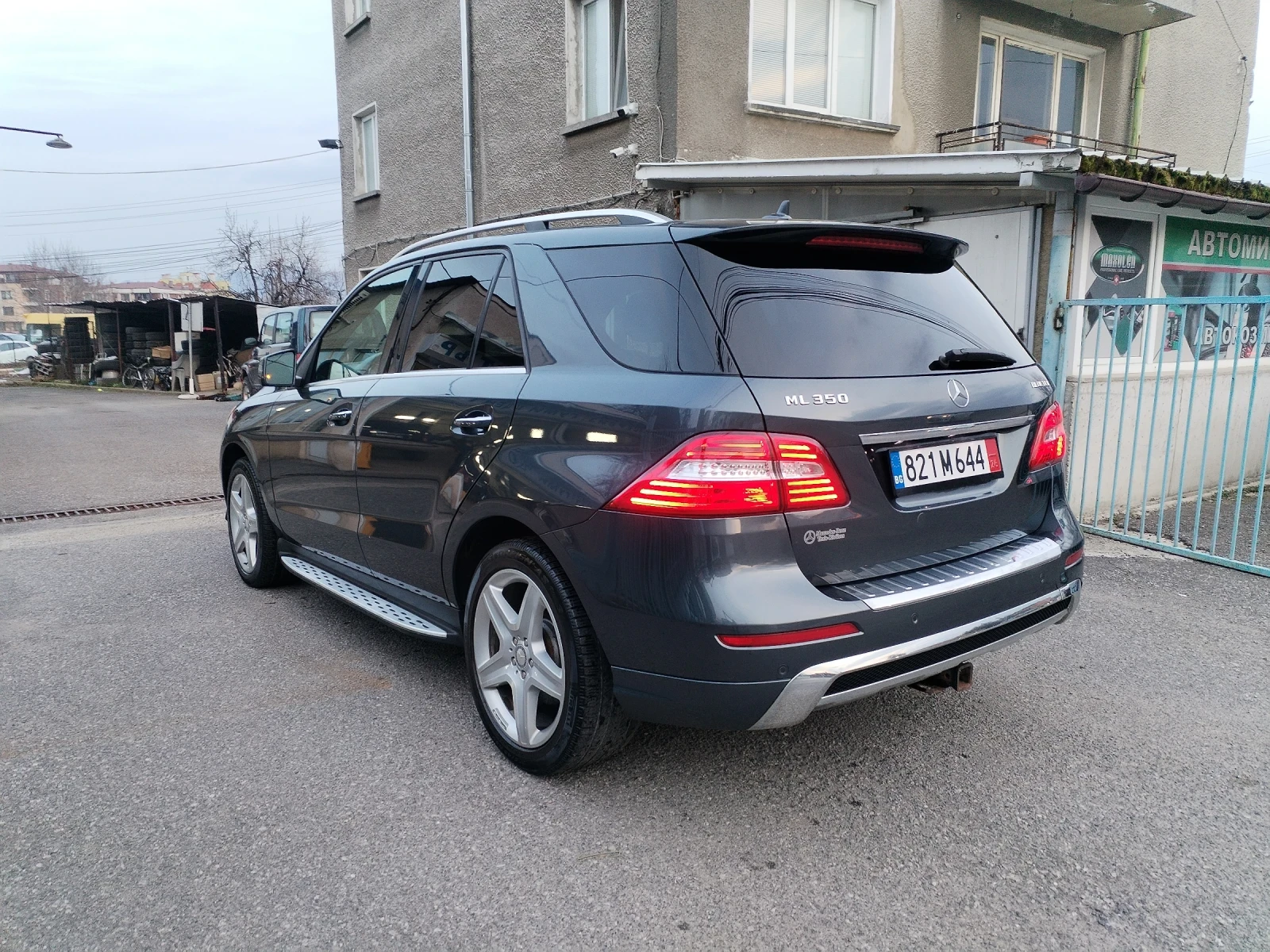 Mercedes-Benz ML 350 AMG paket, HARMAN, черен таван, дойна панорама , снимка 4 - Автомобили и джипове - 54822042