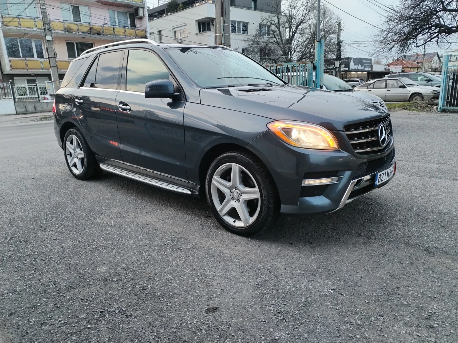 Mercedes-Benz ML 350 AMG paket, HARMAN, черен таван, дойна панорама , снимка 2 - Автомобили и джипове - 54822042