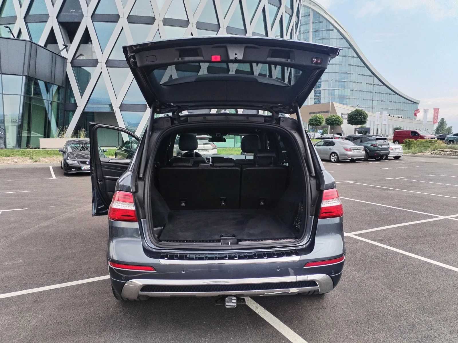 Mercedes-Benz ML 350 AMG OPTIK, HARMAN KARDON, PANORAMA, CARFAX, снимка 10 - Автомобили и джипове - 54997762