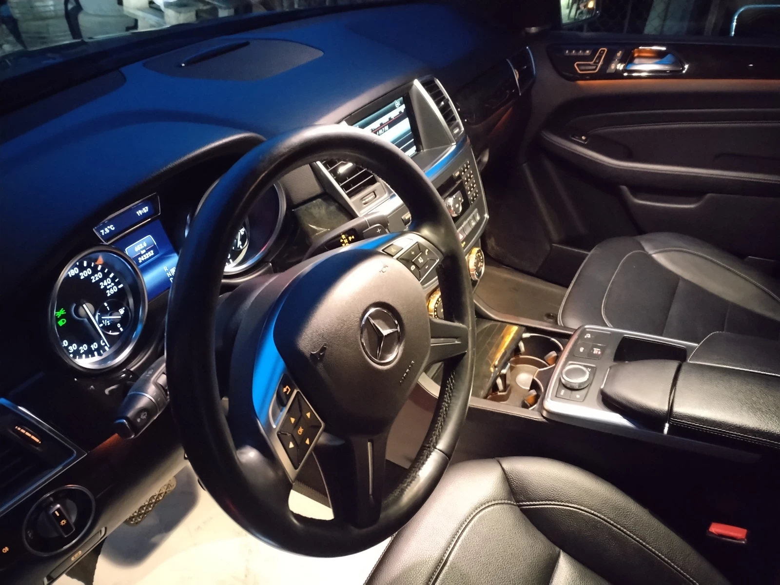 Mercedes-Benz ML 350 AMG paket, HARMAN, черен таван, дойна панорама , снимка 9 - Автомобили и джипове - 54822042