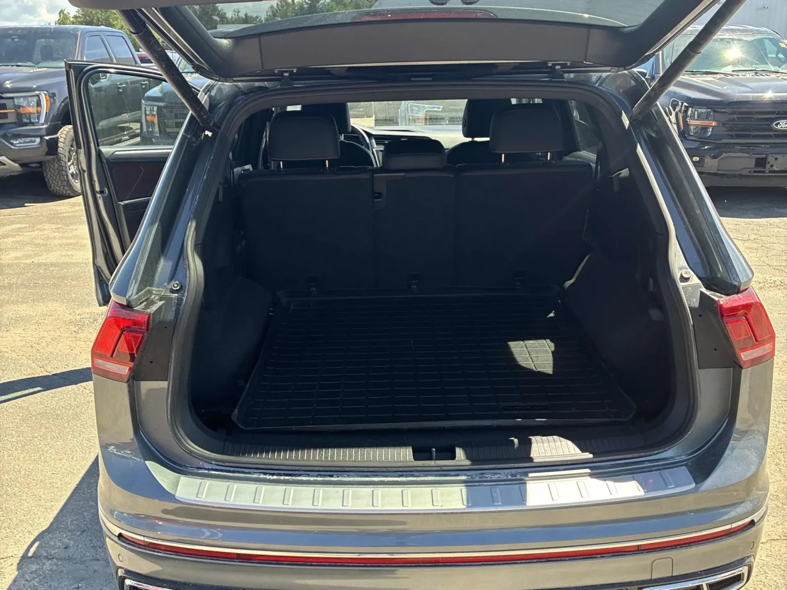 VW Tiguan Highline R-Line * CARFAX * АВТО КРЕДИТ * , снимка 6 - Автомобили и джипове - 55015956