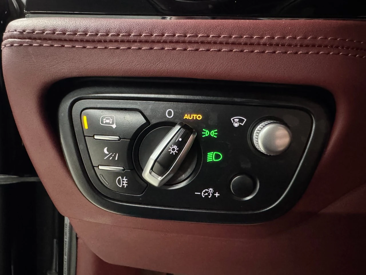 Bentley Bentayga V8* ЛЮК* ОБДУХВАНЕ* МАСАЖ* 360* KEYLESS* КРАЙНА ЦЕ, снимка 9 - Автомобили и джипове - 55336495