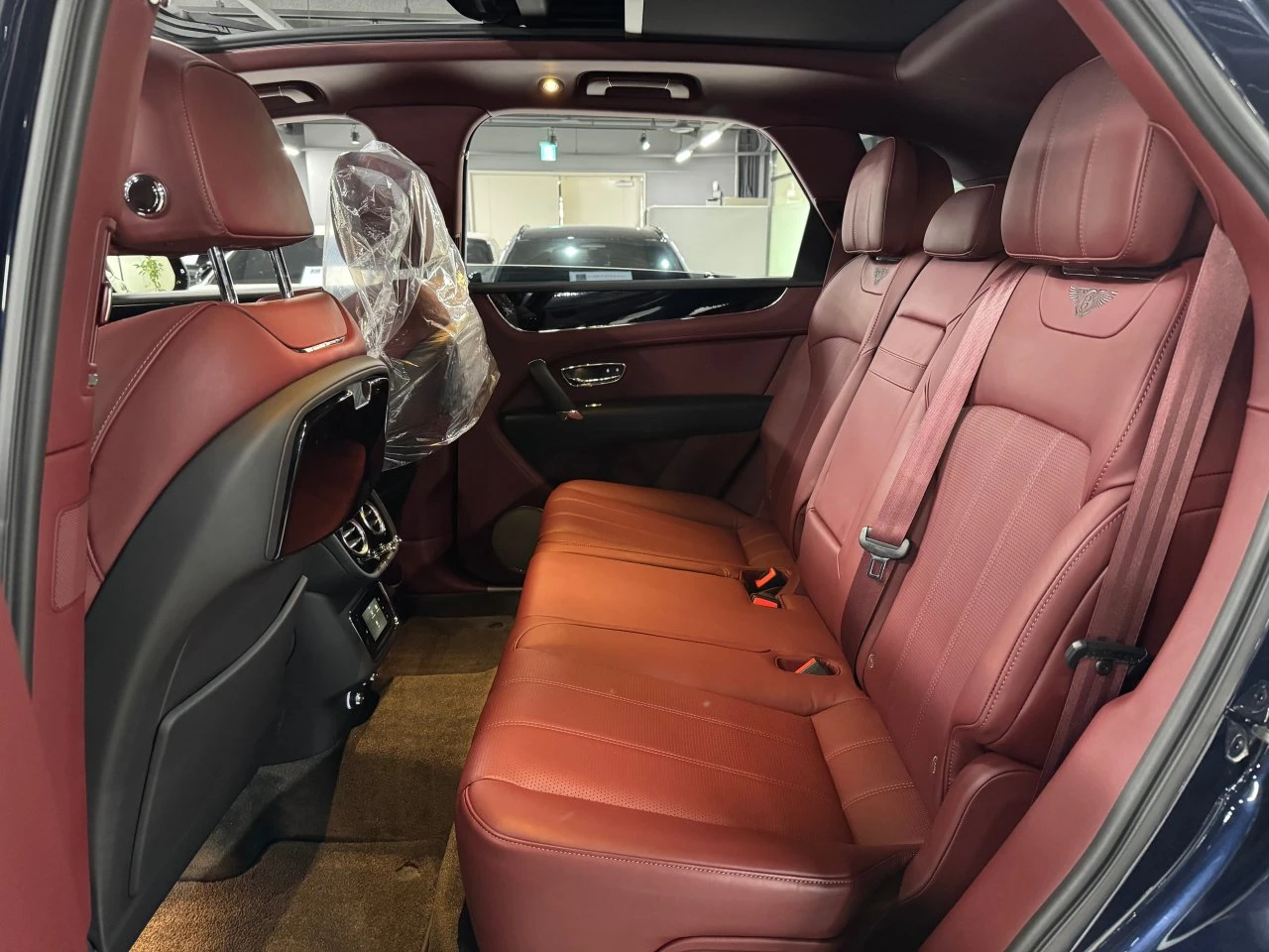 Bentley Bentayga V8* ЛЮК* ОБДУХВАНЕ* МАСАЖ* 360* KEYLESS* КРАЙНА ЦЕ, снимка 14 - Автомобили и джипове - 55336495