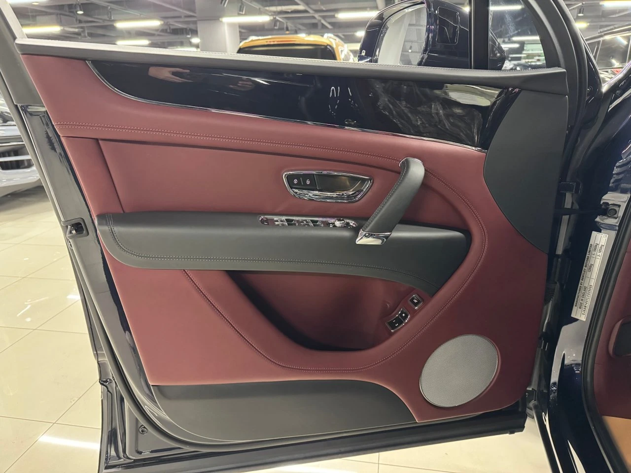 Bentley Bentayga V8* ЛЮК* ОБДУХВАНЕ* МАСАЖ* 360* KEYLESS* КРАЙНА ЦЕ, снимка 7 - Автомобили и джипове - 55336495