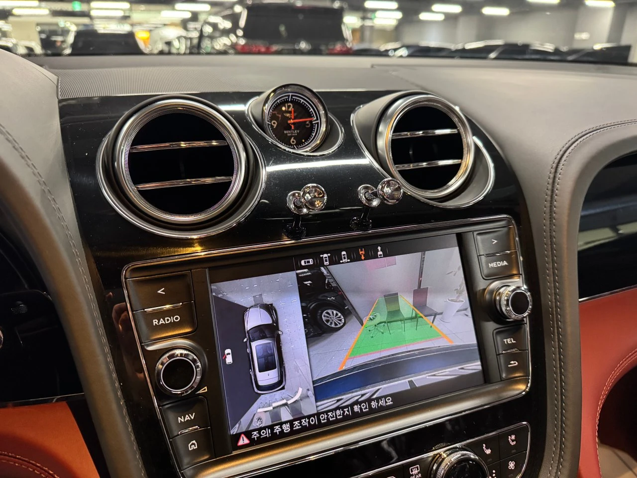Bentley Bentayga V8* ЛЮК* ОБДУХВАНЕ* МАСАЖ* 360* KEYLESS* КРАЙНА ЦЕ, снимка 11 - Автомобили и джипове - 55336495
