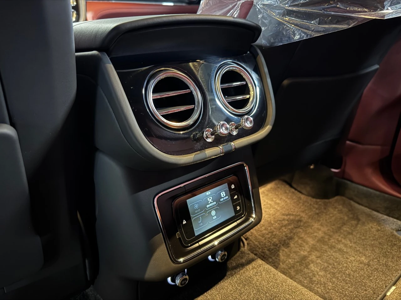 Bentley Bentayga V8* ЛЮК* ОБДУХВАНЕ* МАСАЖ* 360* KEYLESS* КРАЙНА ЦЕ, снимка 16 - Автомобили и джипове - 55336495