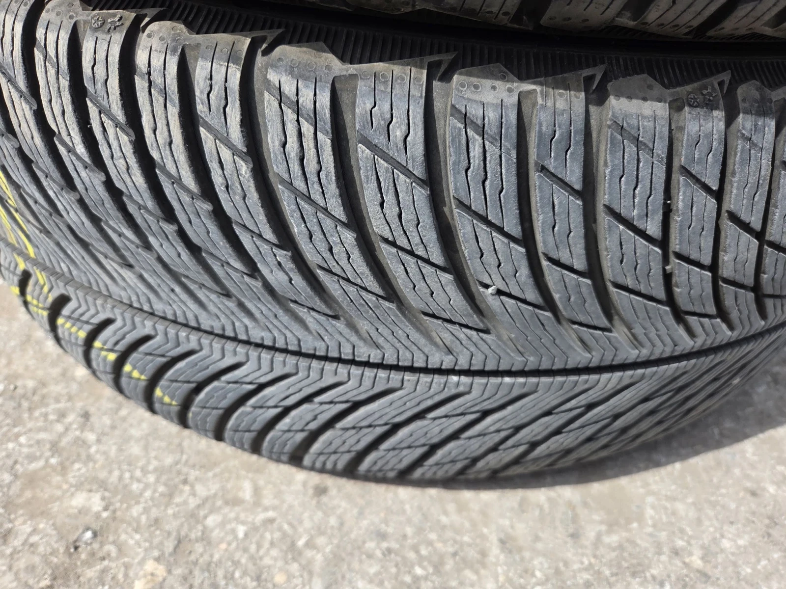 Гуми Зимни 235/45R18, снимка 2 - Гуми и джанти - 54181286