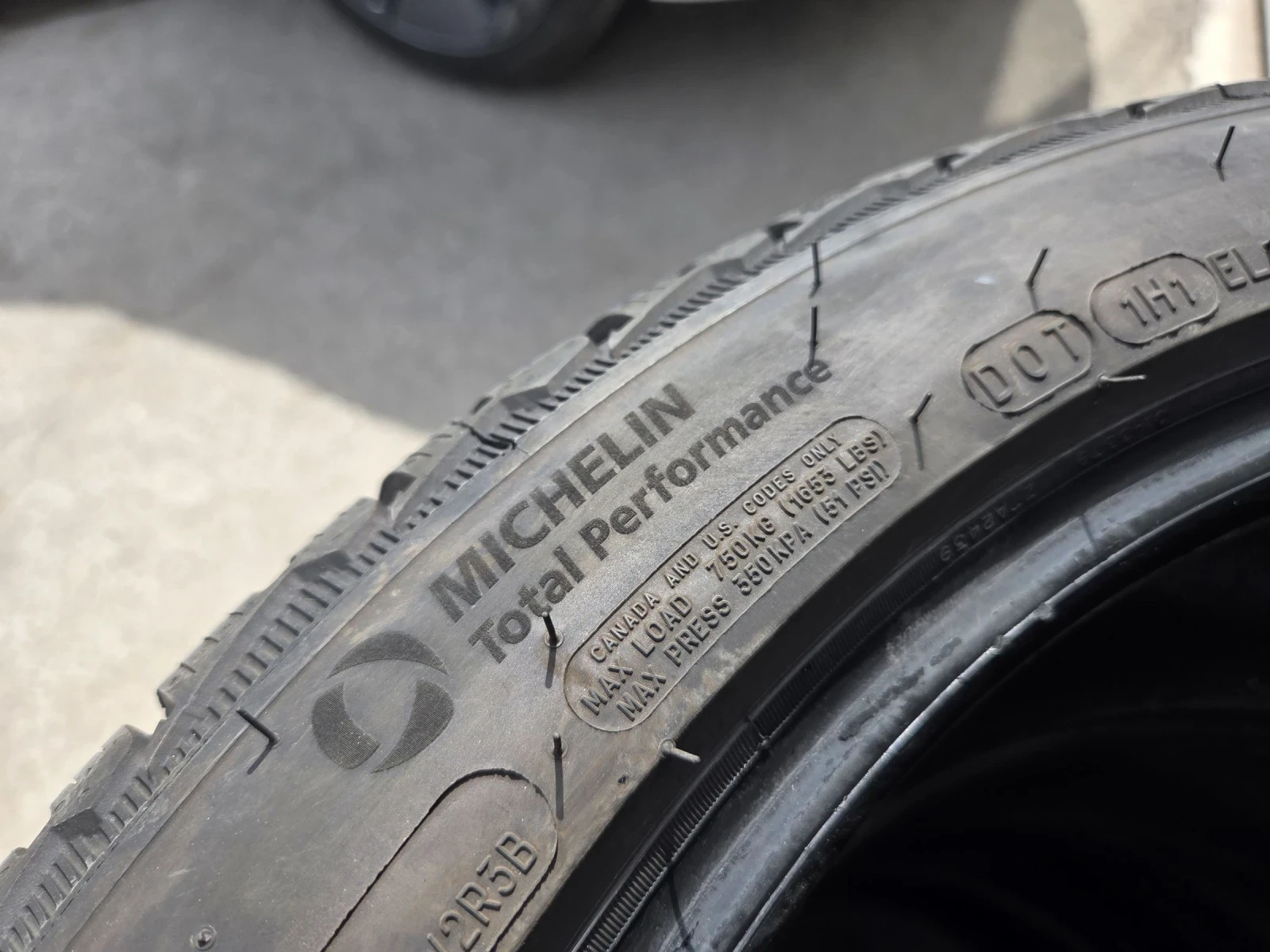 Гуми Зимни 235/45R18, снимка 9 - Гуми и джанти - 54181286