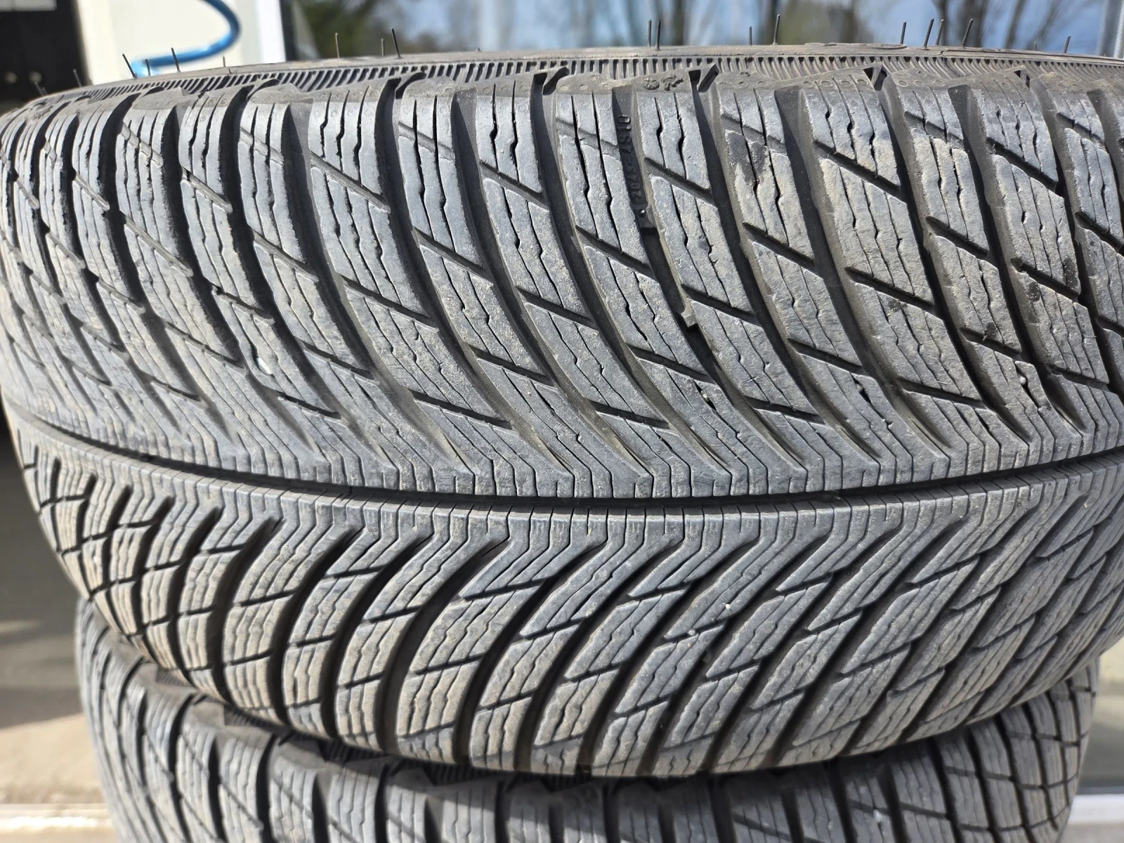 Гуми Зимни 235/45R18, снимка 5 - Гуми и джанти - 54181286