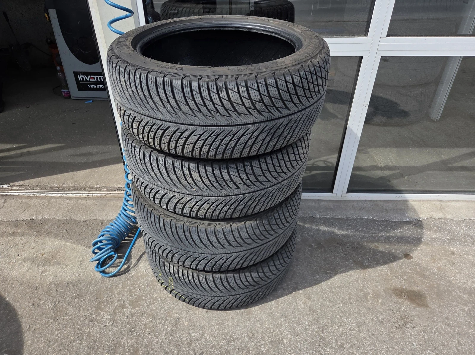 Гуми Зимни 235/45R18