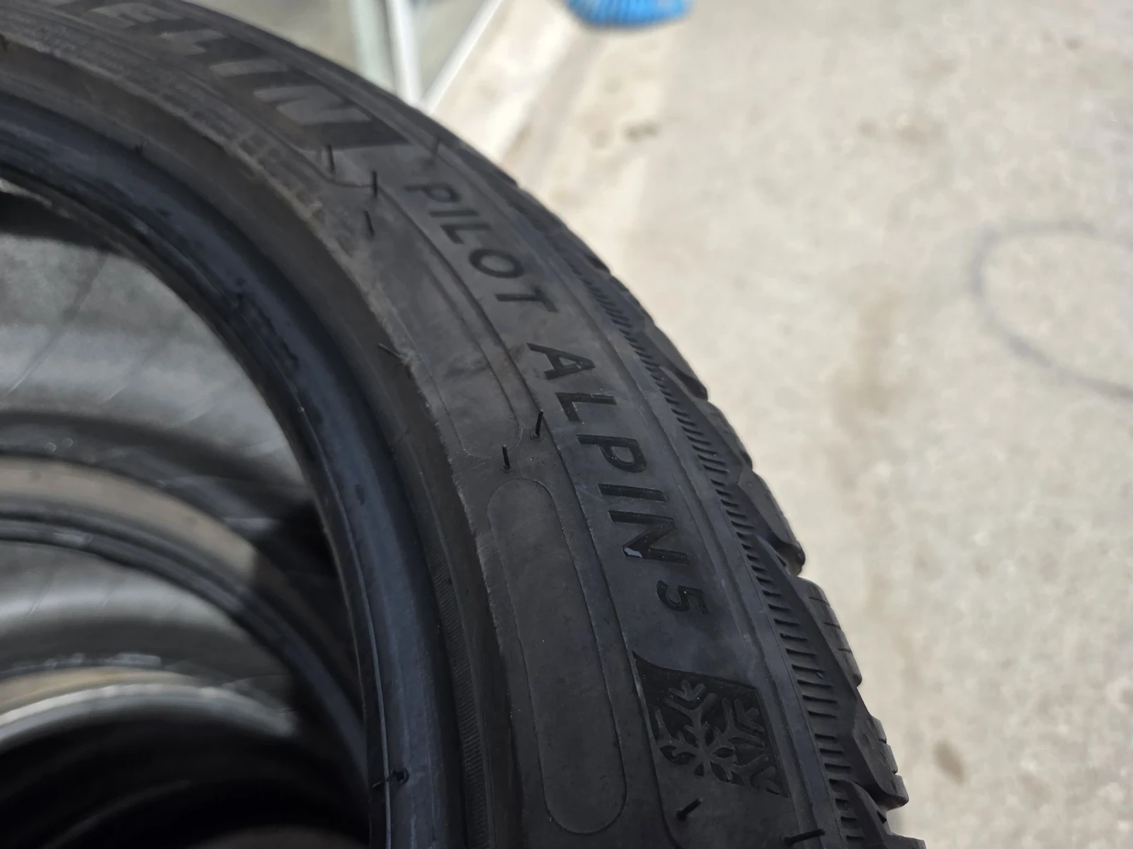 Гуми Зимни 235/45R18, снимка 13 - Гуми и джанти - 54181286