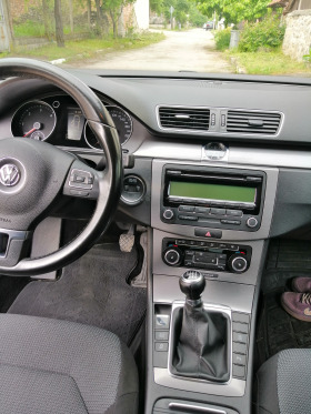 VW Passat 1.6, снимка 12 - Автомобили и джипове - 40731808