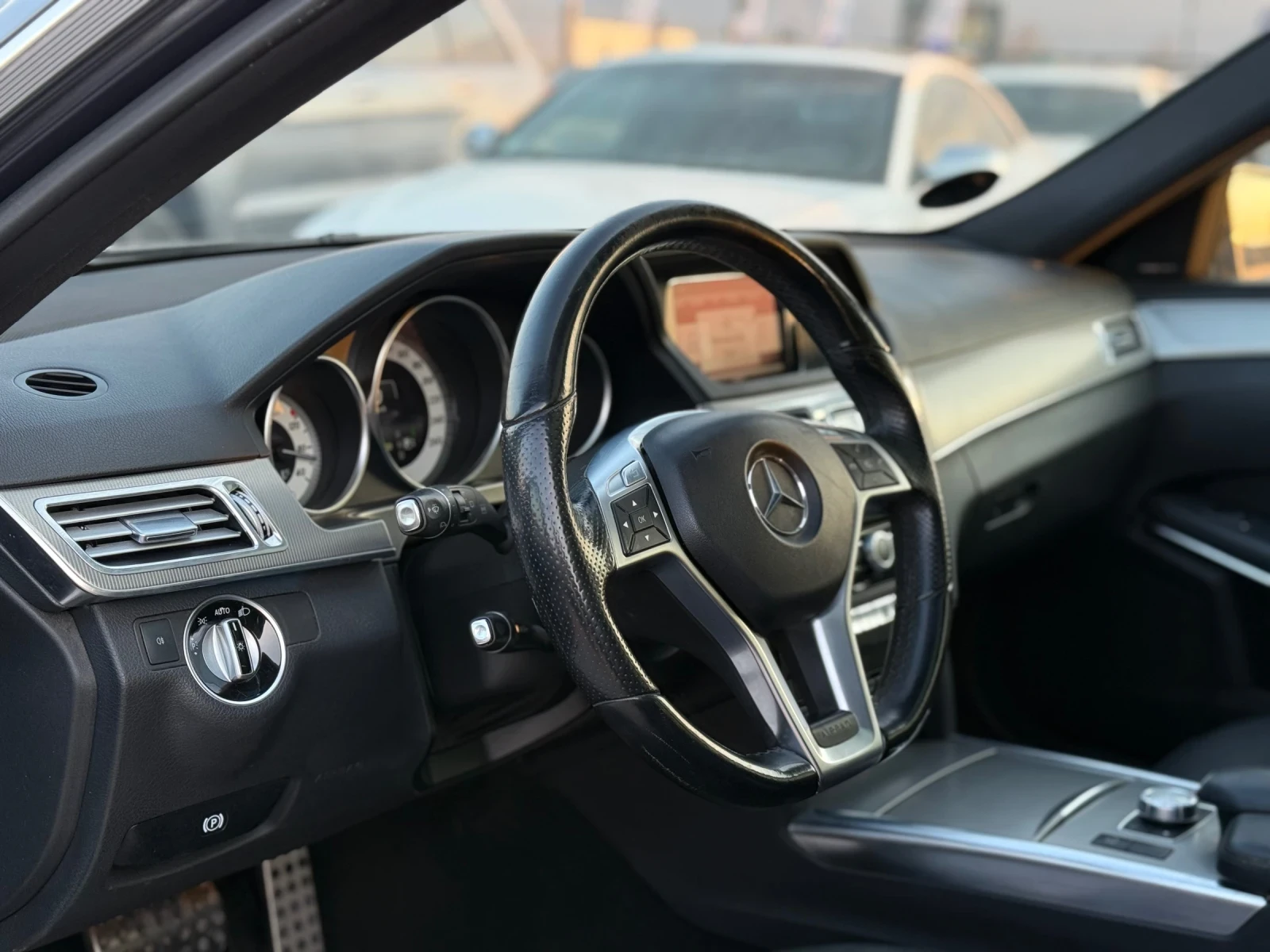 Mercedes-Benz E 350 * 2015г* FACE* 9G* AMG* Топ Състояние* Full Max* , снимка 7 - Автомобили и джипове - 53866716