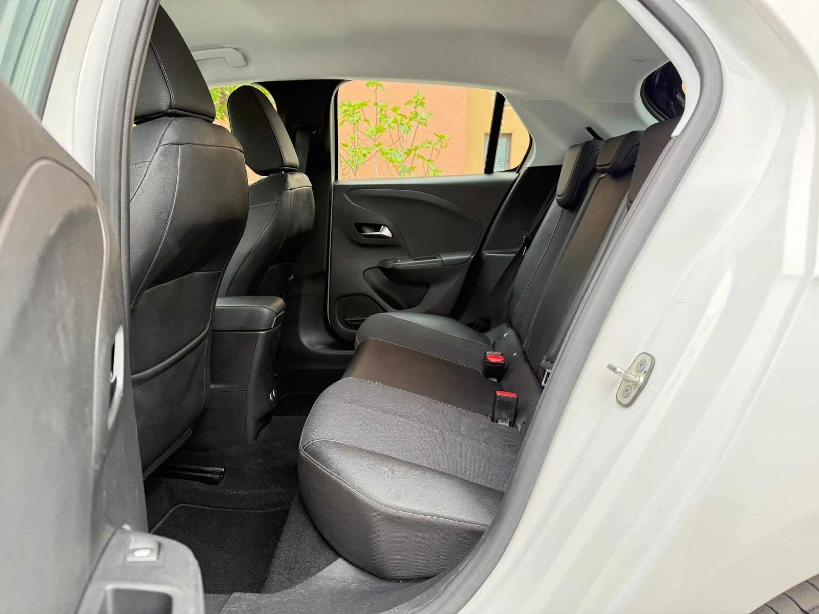 Opel Corsa 50KW* 98%Батерия* М.Точка* DISTR* КАМЕРА* ПОДГР* , снимка 10 - Автомобили и джипове - 54462582
