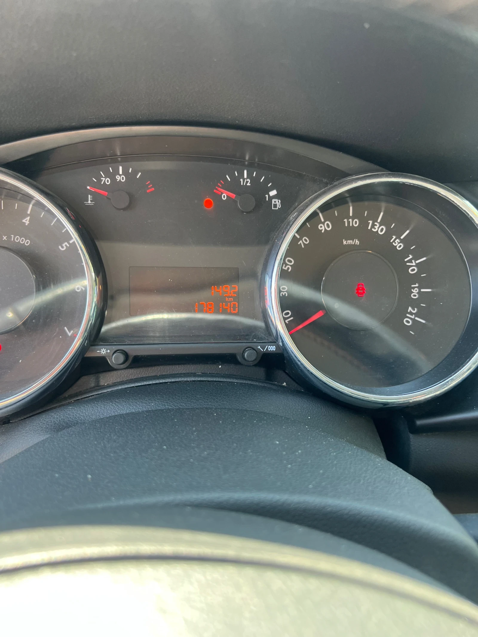 Peugeot 3008 1.6i turbo, снимка 11 - Автомобили и джипове - 54933437