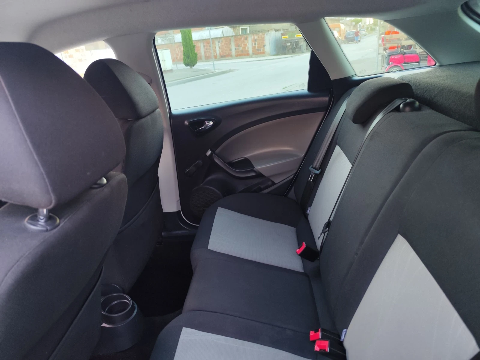 Seat Ibiza 1.6 TDI, снимка 7 - Автомобили и джипове - 55066046
