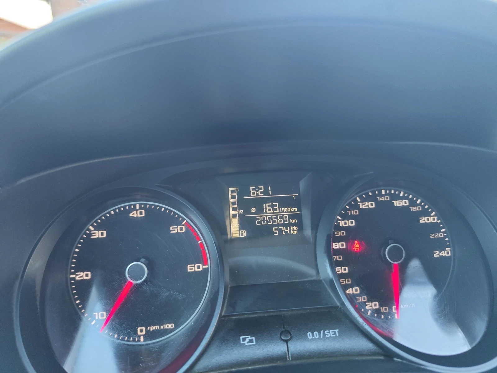 Seat Ibiza 1.6 TDI, снимка 13 - Автомобили и джипове - 55066046