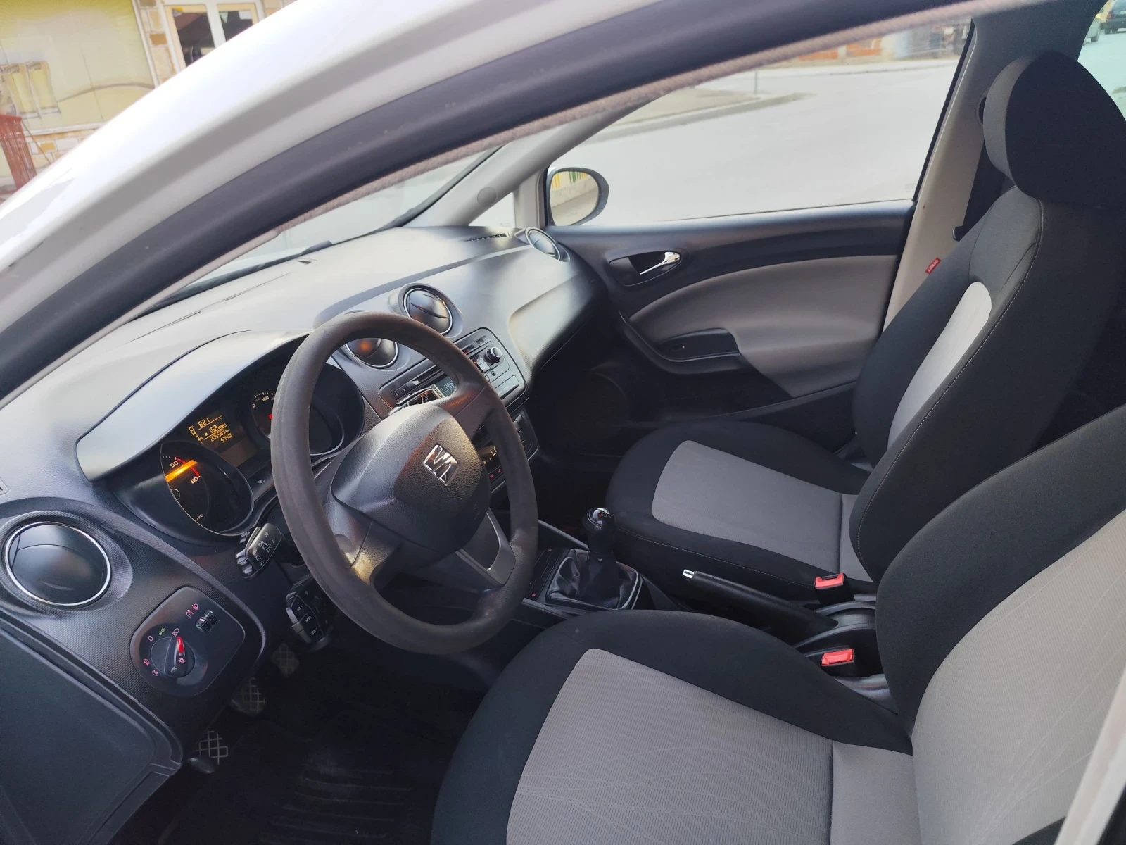 Seat Ibiza 1.6 TDI, снимка 11 - Автомобили и джипове - 55066046