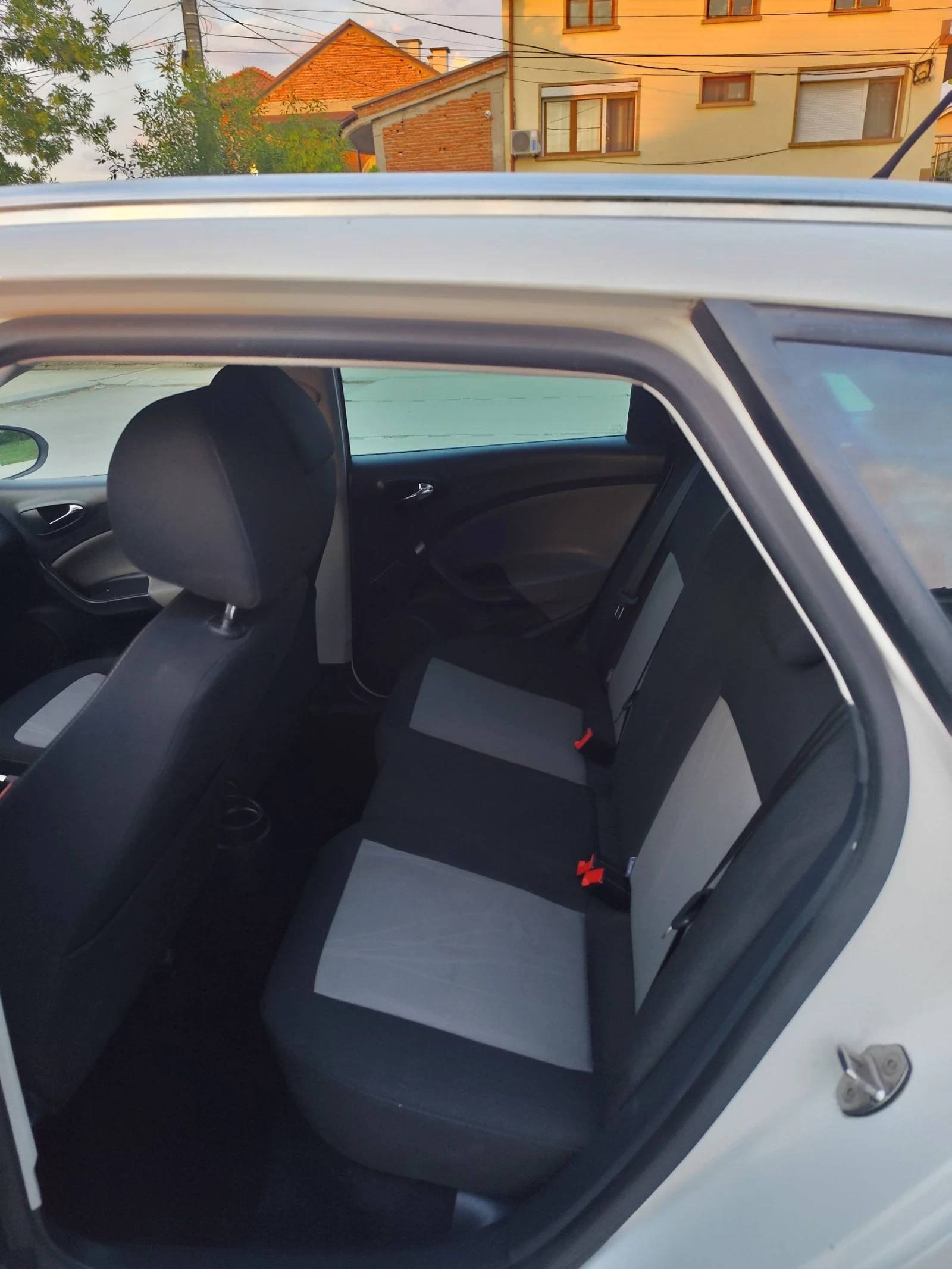 Seat Ibiza 1.6 TDI, снимка 9 - Автомобили и джипове - 55271132