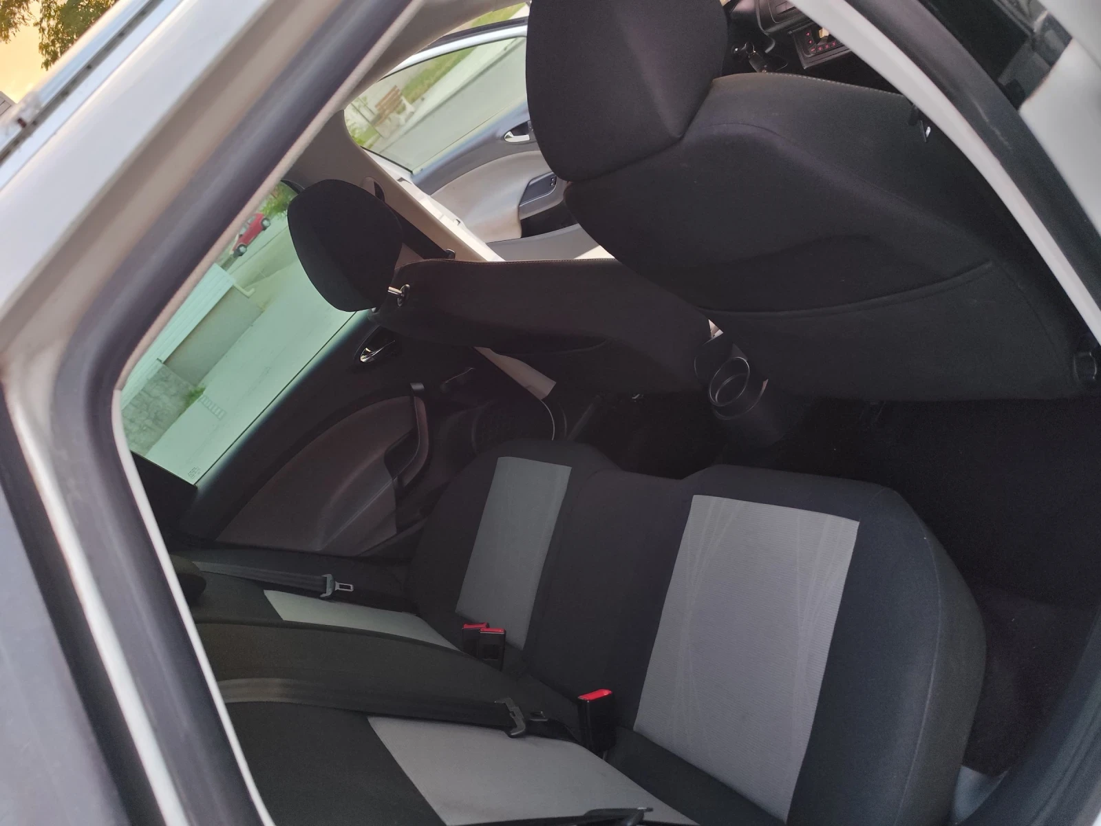 Seat Ibiza 1.6 TDI, снимка 13 - Автомобили и джипове - 55271132