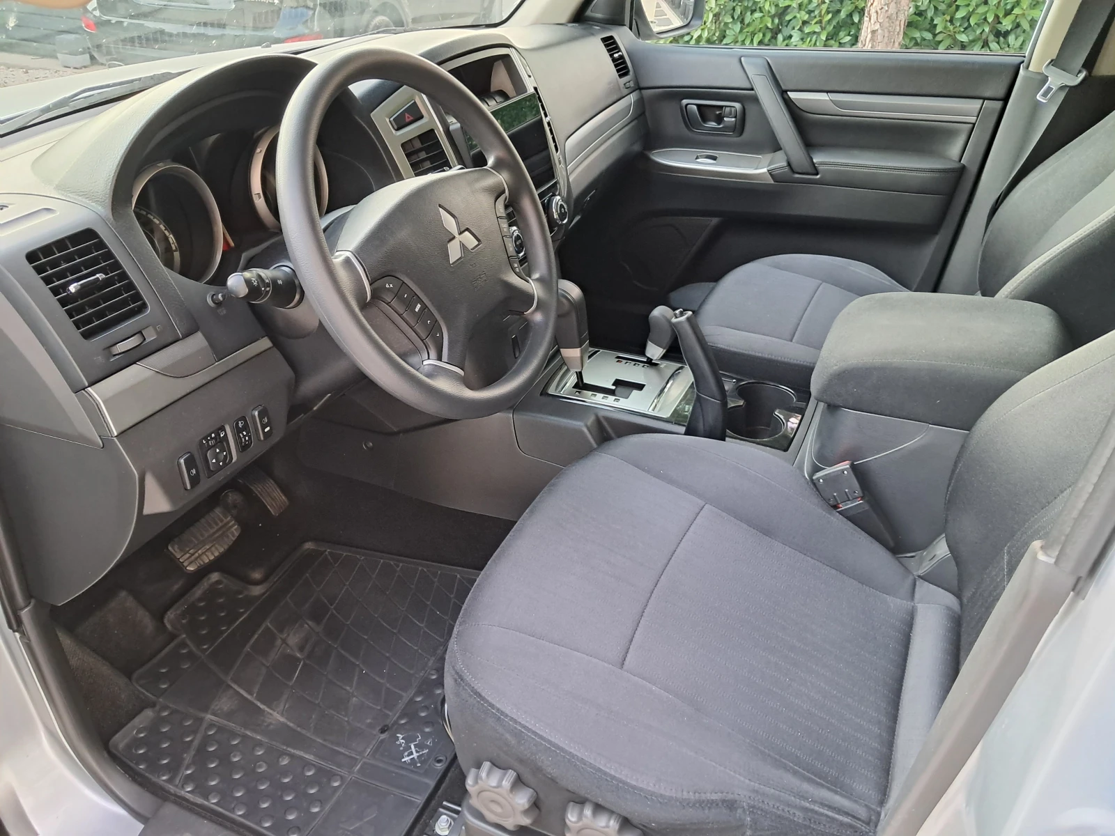 Mitsubishi Pajero 134000 км-ПЪЛНА СЕРВИЗНА ИСТОРИЯ В СИЛВЪР СТАР - изображение 5