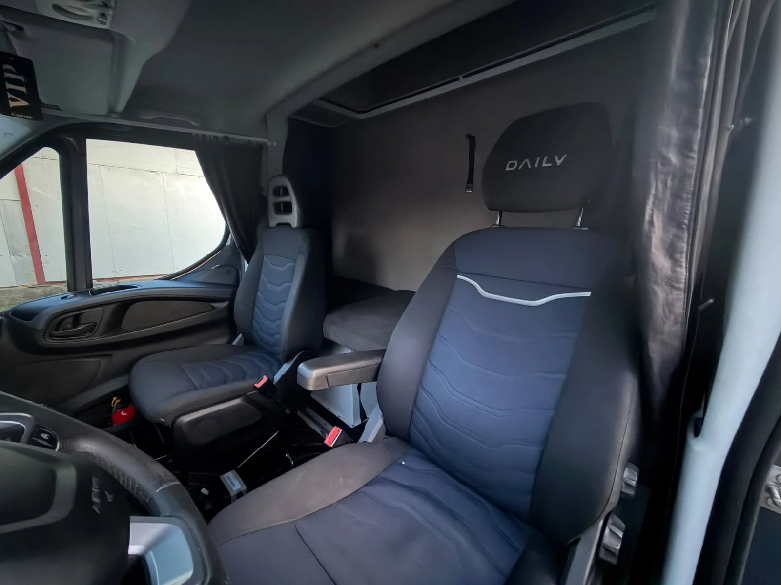 Iveco Daily АВТОМАТ//ДВОЙНА КАБИНА//ЛЕД//ЛИЗИНГ//ПАДАЩ БОРД /, снимка 8 - Бусове и автобуси - 55577519