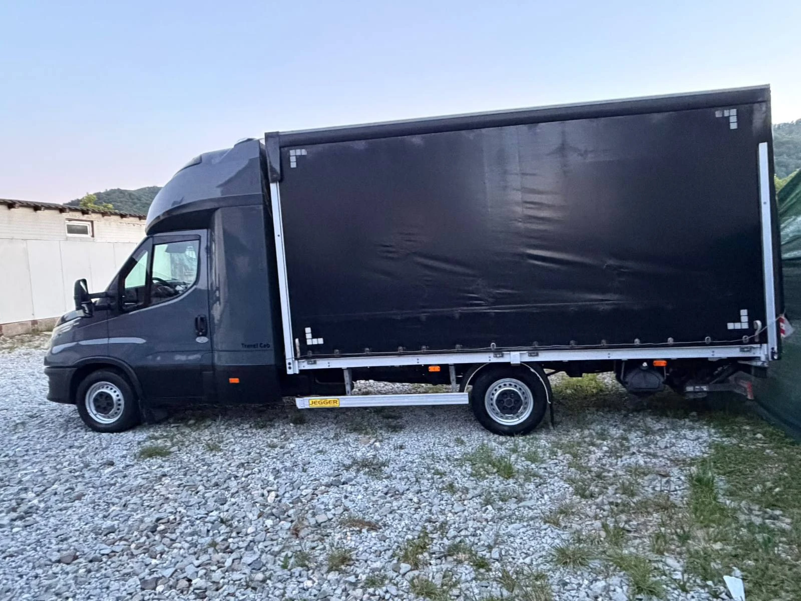 Iveco Daily АВТОМАТ//ДВОЙНА КАБИНА//ЛЕД//ЛИЗИНГ//ПАДАЩ БОРД /, снимка 2 - Бусове и автобуси - 55577519