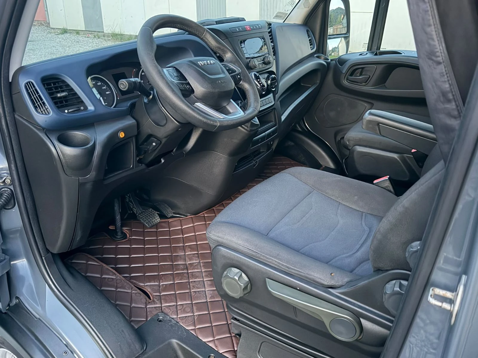 Iveco Daily АВТОМАТ//ДВОЙНА КАБИНА//ЛЕД//ЛИЗИНГ//ПАДАЩ БОРД /, снимка 7 - Бусове и автобуси - 55577519