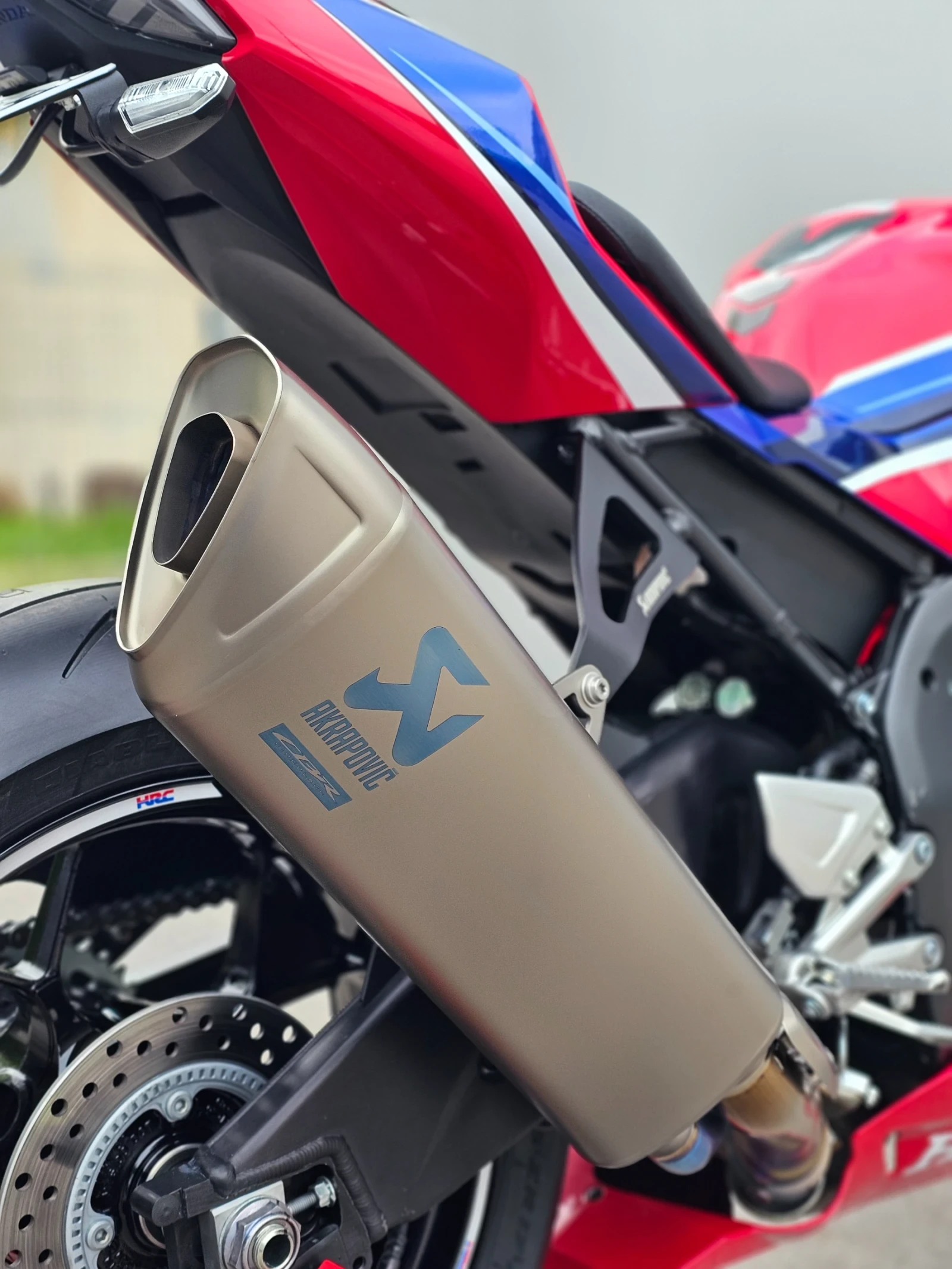 Honda Cbr 1000 RR-R / SC82 / 2022 / Като нов! - изображение 10