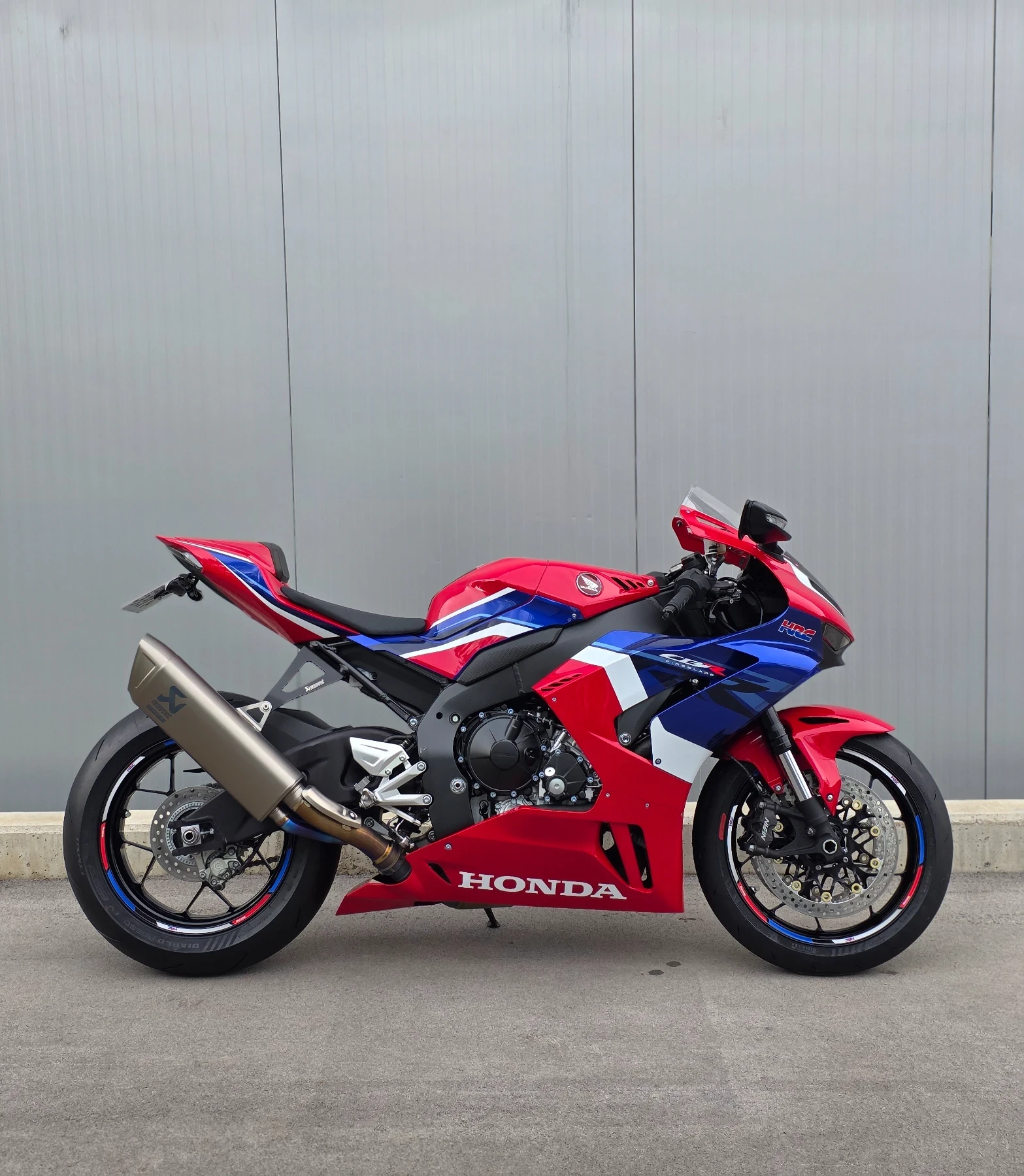 Honda Cbr 1000 RR-R / SC82 / 2022 / Като нов! - изображение 2