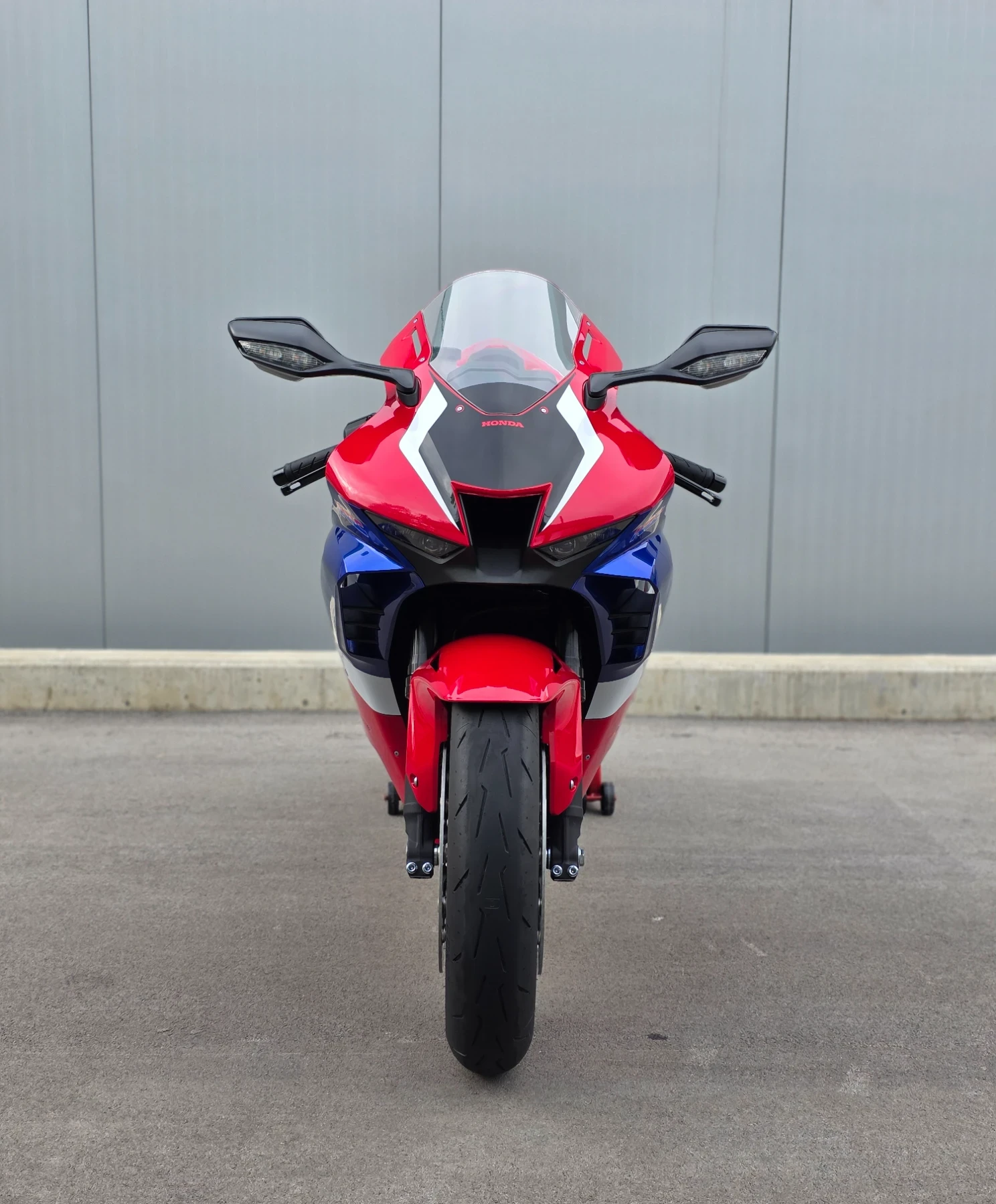 Honda Cbr 1000 RR-R / SC82 / 2022 / Като нов! - изображение 4