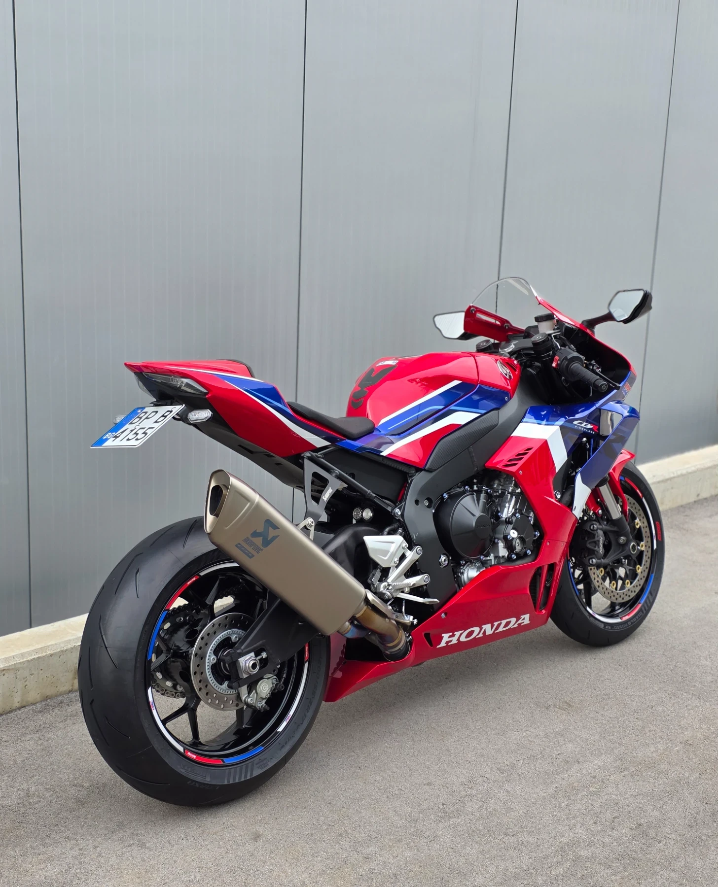 Honda Cbr 1000 RR-R / SC82 / 2022 / Като нов! - изображение 3