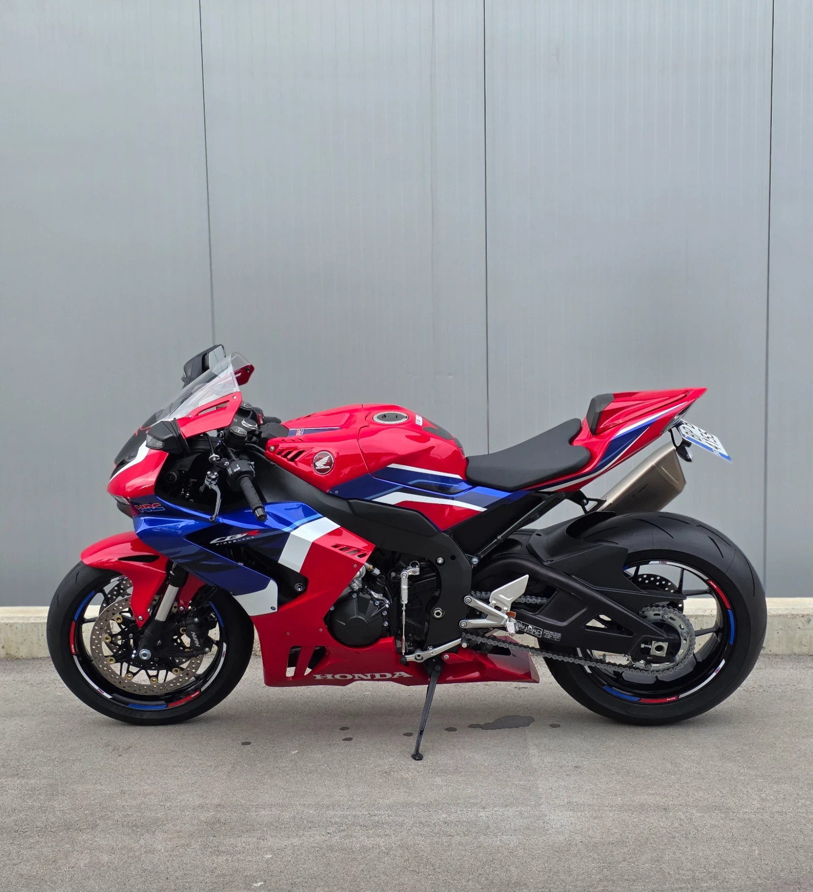Honda Cbr 1000 RR-R / SC82 / 2022 / Като нов! - изображение 7