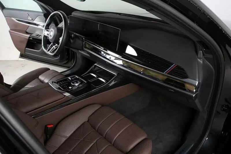 BMW i7 xDRIVE60/544HP/MSPORTPRO/MASS/360/PANO/HUD/249z, снимка 7 - Автомобили и джипове - 54066628