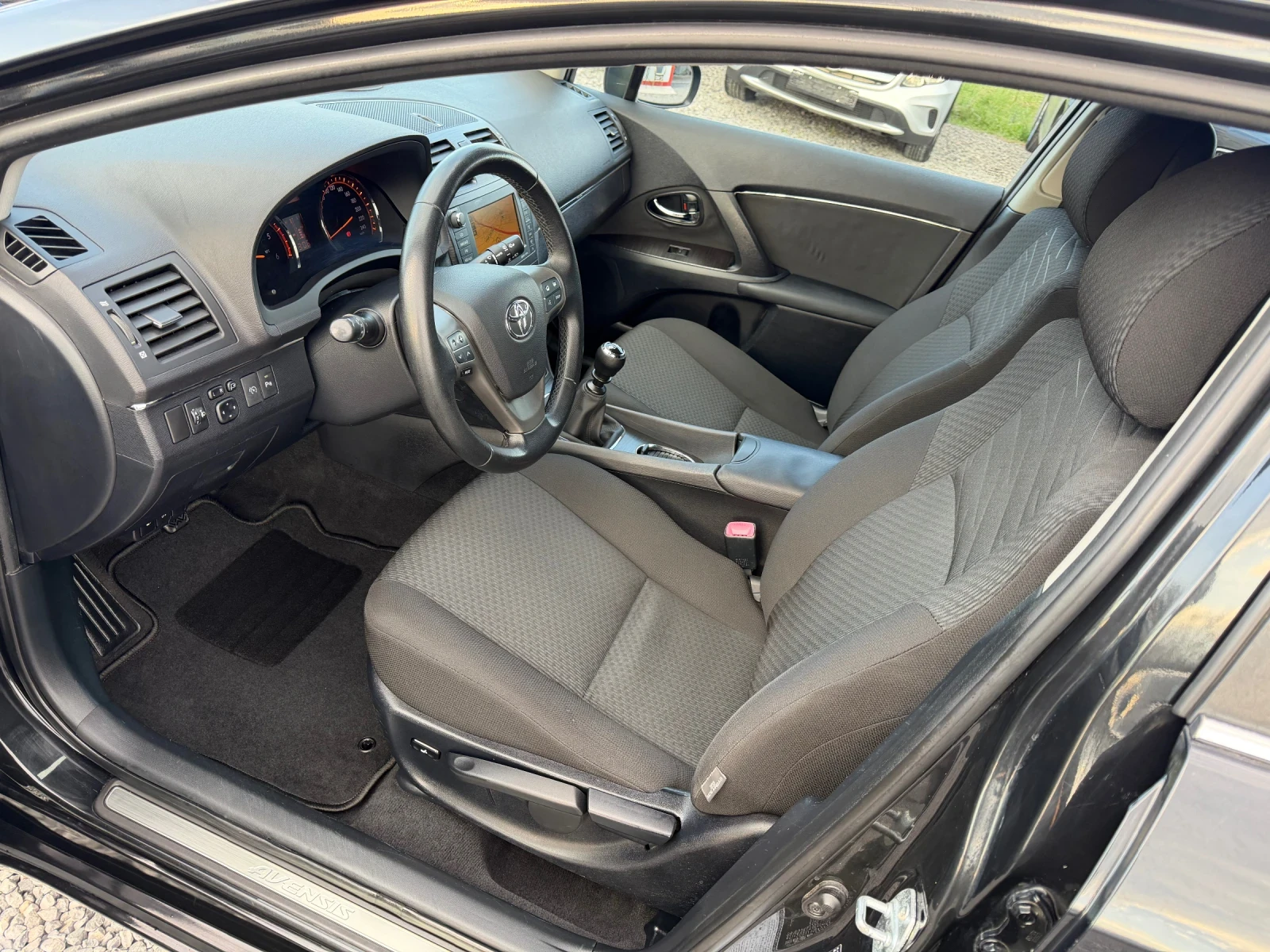 Toyota Avensis 2.0D-4D, Keyless, Панорама, Навигация, Камера, Ксе, снимка 9 - Автомобили и джипове - 53983128