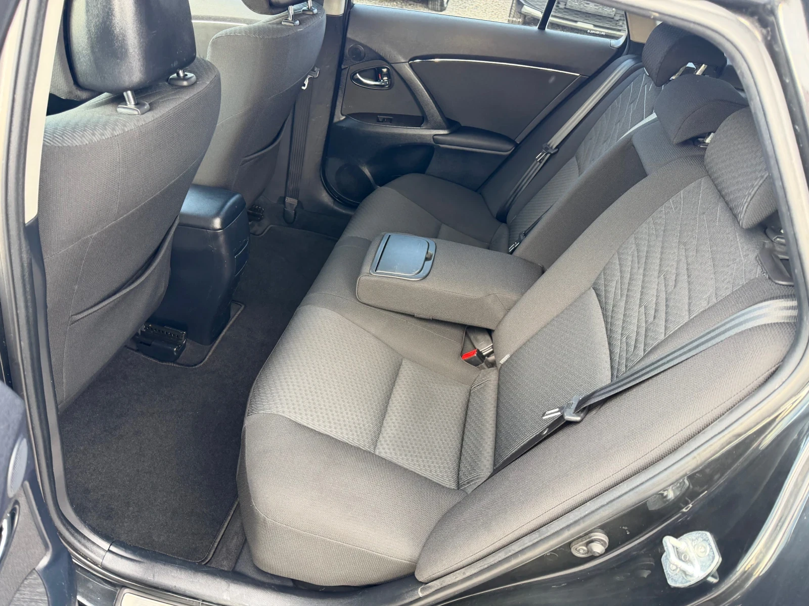 Toyota Avensis 2.0D-4D, Keyless, Панорама, Навигация, Камера, Ксе, снимка 12 - Автомобили и джипове - 53983128