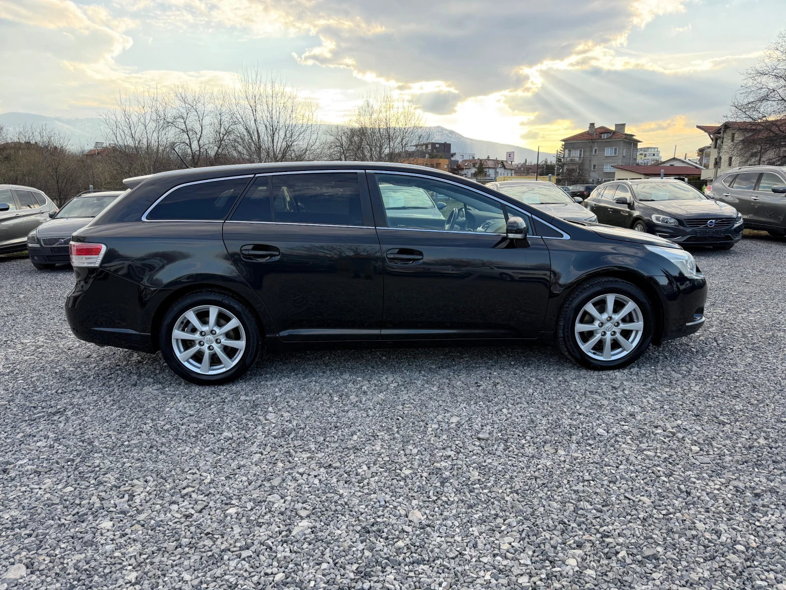 Toyota Avensis 2.0D-4D, Keyless, Панорама, Навигация, Камера, Ксе, снимка 4 - Автомобили и джипове - 53983128