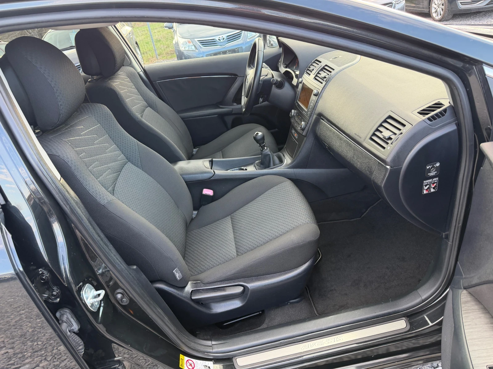 Toyota Avensis 2.0D-4D, Keyless, Панорама, Навигация, Камера, Ксе, снимка 10 - Автомобили и джипове - 53983128