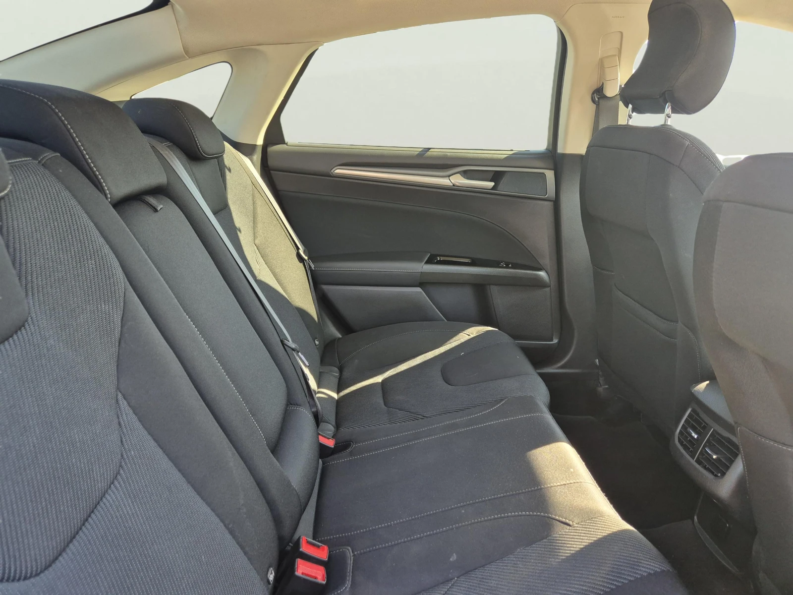 Ford Mondeo 1.5 EcoBoost, снимка 9 - Автомобили и джипове - 54541368