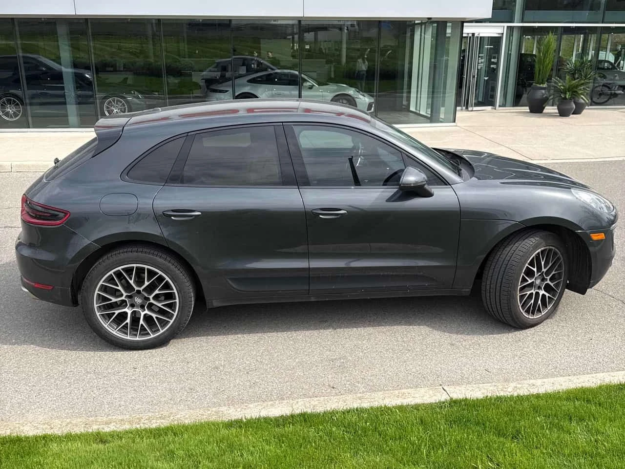 Porsche Macan AWD * ГЛАВНО ПРЕДСТАВИТЕЛСТВО НА PORSCHE* , снимка 4 - Автомобили и джипове - 54997752