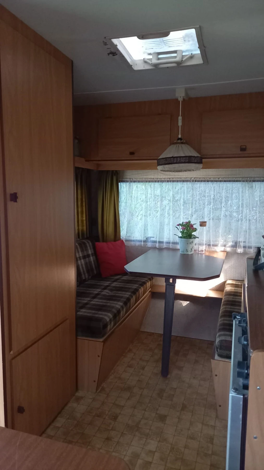 Каравана Avento Caraha 350, снимка 10 - Каравани и кемпери - 56394344