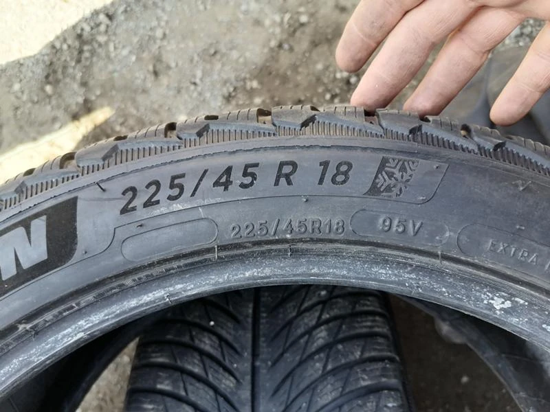 Гуми Зимни 225/45R18, снимка 7 - Гуми и джанти - 32079926